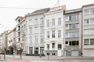 Dit elegant en lichtrijk appartement op de tweede verdieping maakt deel uit van een volledig gerenoveerd project, waar hedendaags comfort en...