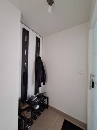 Zeer goed onderhouden gemeubeld en instap klaar appartement.<br />Eerste eigenaar van het oorspronkelijke kijkappartement.<br /><br />Diervriendelijk residentie.<br />Toplocatie op wandelafstand van het (honden)strand, tram- en bushalte, bakker, slager, restaurants…<br /><br />Unieke privé ingang.<br />Inkomhal met glazen deur naar de eetkamer en living.<br />Weggewerkte doorstromer/verwarmingsketel van Bullex.<br /><br />Ruime woonkamer.<br />Lederen loungezetel (Natuzzi).<br />Tv-kast en salontafel bestaande uit eik (Caprun).<br />Smarttelevisie (Samsung).<br />Wandklok (Riverdale).<br /><br />Degelijke eetkamer.<br />Eettafel met vier stoelen en wandkast eik (Caprun).<br />Thermostaat (Bullex).<br /><br />Open keuken.<br />Onderbouw koelkast.<br />Vitro keramische kookplaat.<br />Vlakscherm afzuigkap.<br />Inbouw afwasmachine (ongebruikte staat).<br />Combi-oven.<br />Alle keukenapparaten (Zanussi) zijn minimaal klasse A+.<br /><br />Ruime badkamer.<br />Grote spiegel met ledverlichting (Van Marcke).<br />Dubbele lavabo met clickafsluiting (Van Marcke) en opbergkast.<br />Ligbad met draaisluiting (Viega) en glazen scharnieren douchewand.<br /><br />Apart toilet werkend op regenwater.<br />Hangtoilet en lavabo (Ideal Standaard).<br /><br />Berging met zekeringskast en bediening intern ventilatiesysteem.<br />Wasmachine Ecobubble 7Kg (Samsung).<br />Stapelkit voor wasmand (Samsung).<br />Warmtepompdroger (Samsung) (ongebruikte staat).<br />Stofzuiger met vuildetectiesysteem (Samsung) (ongebruikte staat).<br /><br />Grote slaapkamer deze kamer sluit tevens aan op de tuin met terras.<br />Kleine slaapkamer wordt momenteel gebruikt als opbergruimte/dressing.<br /><br />Onderhoudsvriendelijke zonnige tuin (kunstgras) met bangkirai terras.<br />Watervoorziening werkend op regenwater.<br /><br />Ondergrondse Garagebox algemeen toegankelijk met afstandsbediening of code.<br /><br />Gemeenschappelijke tuin achteraan de residentie met vuilnis- en fietsenberging.<br /><br />Alles is van duurzaam materiaal.<br />Lichtarmaturen en ledlampen (Philips)<br />Keuken, bad en bed textiel (De Witte Lietaer) <br />Badkamer, toilet en keukenaccessoires (Brabantia/ Zack)<br />Intern ventilatiesysteem (Vent-Axia) <br />Rookmelder (ABUS)