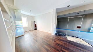 Ben je op zoek naar de perfecte combinatie van wonen en werken op één locatie? Dan is dit handelspand met appartement precies wat je zoekt!<br /><br />📍 Ligging: Gelegen op een zichtbare en centrale locatie. Ideaal voor zelfstandigen of investeerders.<br /><br />🔹 Handelspand<br />- Grote etalage met uitstekende zichtbaarheid<br />- Veel natuurlijke lichtinval<br />- Geschikt voor diverse doeleinden: winkel, kantoor, salon, horeca (mits vergunning)<br />- Opslagruimte en sanitair aanwezig<br />- Aparte keuken met eetplaats<br /><br />🔹 Appartement (bovenverdieping)<br />- Aparte ingang appartement<br />- Ruime en lichtrijke leefruimte<br />- Keuken met eetplaats<br />- 4 slaapkamers<br />- Apart toilet<br />- Badkamer met ligbad en toilet<br /><br />🔹 Extra troeven<br />- Koer/terras met uitweg achteraan<br />- Aparte ingang voor handelszaak en woonst<br />- Mogelijkheid tot combinatie privé / werk of opbrengsteigendom. <br /><br />EPC handelspand: 20200921-0002317800-KNR-1 met label F<br />EPC Appartement: 20251016-0003710958-RES-1 met label F en score 878kWh/(m<sup>2</sup> jaar).<br /><br />Stedenbouwkundige inlichtingen in aanvraag.