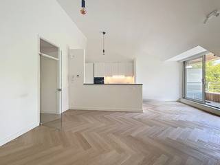 Recent <strong>gerenoveerd dakappartement </strong>met <strong>twee terrassen</strong>. Het gebouw, ontworpen door de befaamde architect Jo Crépain, bevindt zich in een doodlopende straat in een groene omgeving, op loopafstand van het park van Brasschaat.<br /><br /><strong>Indeling:</strong><br />Inkom, twee slaapkamers, waarvan één met toegang tot het terras, badkamer met douche, apart toilet, woonkamer met open keuken, terras en berging met aansluiting voor wasmachine en droogkast.<br /><br /><strong>Bijzonderheden:</strong>
<ul>
<li>Autostaanplaats inbegrepen.</li>
<li>Ondergrondse fietsenberging.</li>
<li>Algemene kosten: €150,- per maand, individueel verbruik.</li>
<li>Beschikbaar 1 oktober 2026.</li>
</ul>