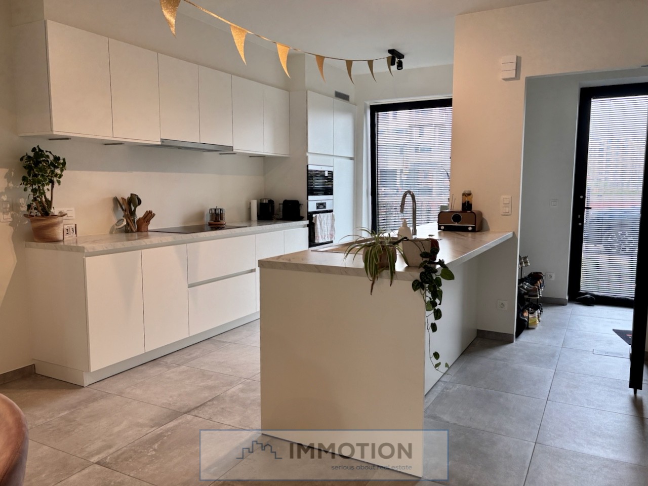 Recente woning met 3 slaapkamers en parking te huur in centrum Kortrijk - photo 2