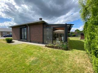 🔑 Welkom in deze INSTAPKLARE GELIJKVLOERSE OPEN BEBOUWING, gelegen in een rustige en begeerde residentiële wijk op wandelafstand van Stad, Sport, Cultuur en Natuur. Hier woon je centraal, maar toch in alle rust en privacy.<br /><br />🏡 Indeling<br />Alles bevindt zich op gelijkvloers; praktisch en toegankelijk:<br />• Centrale inkomhal met vestiaire en apart toilet<br />• Lichtrijke en ruime woonkamer met eetplaats en uitzicht op de Tongerse Basiliek<br />• Gebruiksklare keuken met eetruimte, toegang tot veranda, terras en tuin<br />• Drie slaapkamers<br />• Badkamer met ligbad<br />• Inpandige garage met doorgang naar berging en zolder<br />• Extra losstaande garagebox<br />• Volledig onderkelderd met kruipkelder<br /><br />🌳 Tuin<br />De deels omheinde, oostelijk georiënteerde tuin biedt rust en privacy zonder inkijk. Geniet van het terras, de veranda en de aangelegde oprit die toegang geeft tot zowel de inpandige garage met automatische poort als de aparte garagebox.<br /><br />📍 Ligging<br />De woning ligt in een rustige straat met enkel plaatselijk verkeer wat bijdraagt aan een aangename woonomgeving met weinig geluidsbelasting. Je geniet er van een uitstekende bereikbaarheid: op wandelafstand van Tongeren centrum, natuurgebied De Kevie, stads- en sportpark De Motten, Cultuurcentrum en bibliotheek De Velinx en winkelpark T-Forum. Uitvalswegen zijn allemaal dichtbij met een vlotte verbinding naar winkels, horeca, scholen en openbaar vervoer.<br /><br />💡 Troeven<br />• Volledig gelijkvloers wonen<br />• Flexibele indeling; ideaal voor renovatie<br />• Instapklaar, goed onderhouden en voorzien van dubbele beglazing, rolluiken en geïsoleerde zolder<br />• 2 inpandige garages, ruime oprit en veel parkeergelegenheid bij en rondom de woning<br />• Onderhoudsvriendelijke tuin zonder inkijk<br />• Rustige ligging met alle voorzieningen dichtbij; op wandelafstand van winkels, horeca, scholen, cultuurcentrum, sportvoorzieningen, natuur en openbaar vervoer<br />• Vlotte verbinding naar invalswegen<br />✨ Interesse?<br />Bel +32468202262 of mail robin.kuipers@telenet.be voor meer info of een bezichtiging.