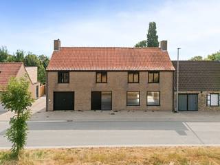 Bent u op zoek naar een ruime gezinswoning waar u de laatste afwerking volledig naar eigen smaak kunt realiseren?<br />Dan is deze halfopen bebouwing in het landelijke Lapscheure beslist een bezoek waard.<br />Gelegen op een perceel van 515 m² en met een bewoonbare oppervlakte van maar liefst 249 m², geniet deze woning van een prachtig open verzicht over de omliggende velden.<br />Dankzij de rustige ligging, de royale ruimtes en de reeds uitgevoerde renovaties vormt deze woning de ideale thuisbasis voor wie ruimte en comfort zoekt.<br />Bij het betreden van de woning komt u terecht in een ruime inkomhal met gastentoilet. Verder vindt u op het gelijkvloers een lichtrijke, open leefruimte, een aparte keuken, een praktische berging en een afzonderlijke wasplaats.<br />Op de eerste verdieping bevinden zich vier volwaardige slaapkamers, een badkamer uitgerust met douche, lavabo en toilet, en een ruime masterbedroom met een eigen ensuite badkamer voorzien van een inloopdouche, dubbele lavabo en toilet.<br />De woning onderging reeds een grondige renovatie.<br />Zo werden alle elektriciteitsleidingen en sanitaire leidingen volledig vernieuwd.<br />Op de bovenverdieping dienen hoofdzakelijk nog schilderwerken uitgevoerd te worden.<br />Op het gelijkvloers moeten de vloeren nog gevoegd worden, de plinten geplaatst worden en de keuken nog geïnstalleerd worden. Zo krijgt u de kans om de laatste afwerking volledig naar uw eigen stijl en wensen in te vullen.<br />Buiten geniet u van een mooie tuin, ruime terrassen.<br />Er is een garage en een oprit met plaats voor twee wagens.<br />Troeven:
<ul>
<li>Halfopen bebouwing</li>
<li>249 m² bewoonbare oppervlakte</li>
<li>Perceel van 515 m²</li>
<li>5 volwaardige slaapkamers</li>
<li>2 badkamers</li>
<li>Garage en oprit voor 2 wagens</li>
<li>Mooie tuin met ruime terrassen</li>
<li>Prachtig open zicht over de velden</li>
<li>Elektriciteit en leidingen volledig vernieuwd</li>
<li>Reeds grotendeels gerenoveerd</li>
</ul>
Laatste afwerking volledig naar eigen smaak mogelijk<br />Bent u op zoek naar een ruime woning met veel potentieel op een rustige locatie? Neem dan vandaag nog contact met ons op voor meer informatie of een bezoek ter plaatse.<br />