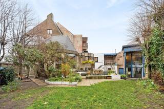 IN OPTIE In het centrum van Lokeren, discreet gelegen en verrassend ruim, bevindt zich deze bijzondere architectenwoning met een...