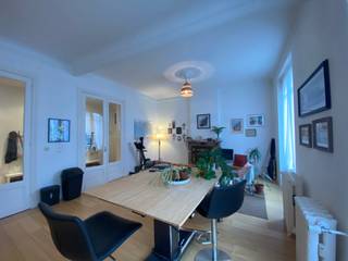 <p><strong>TOP VAN SAINT-GILLES, in de gewilde wijk Maison Communale, dicht bij alle voorzieningen (winkels en openbaar vervoer), prachtig appartement van ca. 100 m² woonoppervlakte op de 2e verdieping. Grote en lichte woonkamer, volledig ingerichte open keuken, 2 mooie slaapkamers, badkamer met aparte douche, kelder. Raming van de kosten: 130 €/maand (koud/warm water, verwarming, gemeenschappelijke ruimtes). Beschikbaar op 01/09/2026. EPC: G. Afmetingen ter indicatie.</strong></p>
<p><u>Op de 2e verdieping links</u>:</p>
<ul>
<li>Inkomhal</li>
<li>Grote en lichte woonkamer van ±30 m² (6,7 x 4,5) met decoratieve open haard – toegang tot het balkon</li>
<li>Volledig uitgeruste open keuken (oven, kookplaten, afzuigkap, koelkast/diepvriezer, vaatwasser, magnetron)</li>
<li>Slaapkamer van ±15 m² (3,6 x 4,1)</li>
<li>Slaapkamer van ±14 m² (3,8 x 3,8)</li>
<li>Badkamer (bad, aparte douche, dubbele wastafel, wc)</li>
</ul>
<p>Kelder nr. 4 van ±3 m²</p>
<p>Voorziening voor lasten: 130 €/maand (koud/warm water, verwarming, gemeenschappelijke ruimtes)</p>