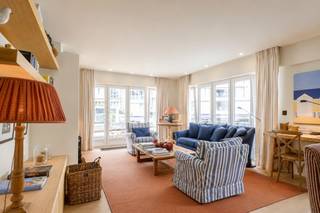 Stijlvol hoekappartement met een bijzonder warm en elegant interieur, gelegen op een absolute toplocatie in een villaresidentie aan de Kustlaan. Het interieur werd met veel gevoel voor detail samengesteld en combineert warme, diepe tinten met rijke materialen en zorgvuldig gekozen accenten.<br /><br />Indeling:<br />Inkomhal met vestiaire en gastentoilet. Ruime en lichtrijke leefruimte met een prachtige open keuken, voorzien van alle hedendaags comfort. Aansluitend bevinden zich de eetplaats en een gezellig salon met ingemaakte kasten en open haard.<br /><br />De leefruimte geeft uit op een terras aan de voorzijde en een aangenaam zijdelings terras. Dankzij de hoekligging geniet het appartement van een mooie lichtinval en een levendig uitzicht op de Kustlaan.<br /><br />Klassieke elementen gaan harmonieus samen met hedendaags comfort en creëren een interieur met karakter en een warme, elegante en tijdloze uitstraling.<br /><br />Een bijzonder sfeervol appartement op een gegeerde locatie in Knokke, ideaal voor wie houdt van klasse, comfort en een verfijnde woonbeleving. Absoluut een bezoek waard.