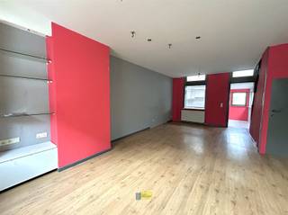 Te moderniseren dorpswoning met 2 slaapkamers, een zij-ingang en een grote tuin met berging, de laatste renovatie dateert van 30 jaar geleden,...