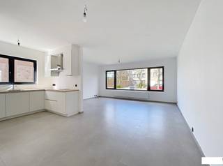 Instap klaar appartement met twee slaapkamers en garagebox en tuin in Brasschaat.Dit recent vernieuwde appartement, in een kleinschalig gebouw...