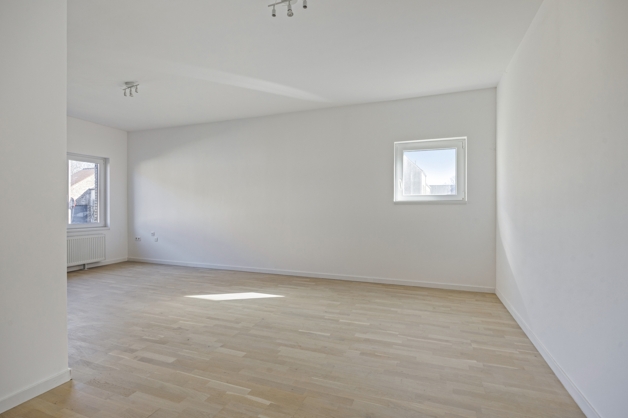 Gelijkvloers, gerenoveerd appartement met 2 slaapkamers - foto 5