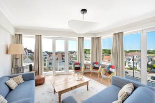 À seulement 100 mètres de la plage, au cœur de Duinbergen, cet appartement d’angle au 4e étage d'une résidence soignée offre 137 m² habitables,...