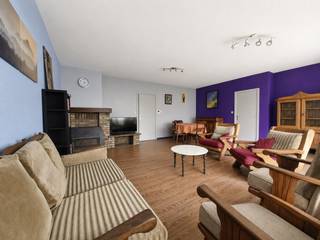 Bent U op zoek naar een ruim appartement, dan is dit appartement van maar liefst 109 m² zeker een bezoek waard. Gelegen in de dorpskern van Heist geniet U hier van een uiterst centrale ligging, recht tegenover het station en op wandelafstand van winkels, scholen, openbaar vervoer en andere dagelijkse voorzieningen.<br /><br />Het appartement bevindt zich in een rustige doodlopende straat, wat zorgt voor een aangename en kindvriendelijke woonomgeving. Dankzij de uitstekende fietsverbinding bereikt U bovendien vlot het centrum van Knokke. Achteraan het appartement is er een ruim privatief terras, waar U in alle rust kunt genieten van de buitenruimte.<br /><br />Het appartement maakt deel uit van een kleinschalige residentie met slechts drie appartementen. Er is geen syndicus aanwezig, wat resulteert in bijzonder lage maandelijkse kosten. Een extra troef is de inbegrepen garage, die rechtstreeks bereikbaar is via de koer. Momenteel is het appartement verhuurd.<br /><br />Indeling:<br /><br />- Inkomhal,<br />- Grote leefruimte,<br />- Keuken met rechtstreekse doorgang naar het terras,<br />- Terras,<br />- Buitenberging,<br />- Ruime slaapkamer,<br />- Tweede ruime slaapkamer,<br />- Badkamer voorzien van wastafel, toilet en bad,<br />- Garage,<br /><br />Dit appartement biedt dankzij zijn royale oppervlakte, centrale ligging en talrijke renovatiemogelijkheden een uitstekende kans voor zowel eigen bewoning als investering. Neem vandaag nog contact op voor meer informatie of een bezoek ter plaatse!