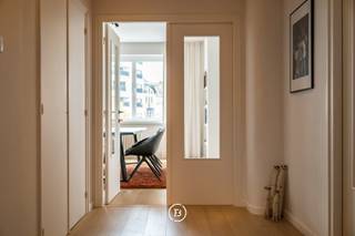 Cet appartement soigné et rénové avec des matériaux de qualité, d'une superficie habitable d'environ 170 m², est situé sur la Kortrijksesteenweg, dans un emplacement central et facilement accessible. L'appartement se trouve à distance de marche de la gare de Gand-Saint-Pierre et du parc de la Citadelle, et à courte distance du centre-ville et des axes routiers importants.<br /><br />Disposition : un spacieux hall d'entrée avec vestiaire, toilettes invités et un débarras séparé. Le salon lumineux se connecte parfaitement à la salle à manger et à un coin bureau. Grâce à une porte coulissante, le salon et la salle à manger peuvent être complètement séparés si désiré.<br />La cuisine moderne est équipée de tous les appareils nécessaires et donne accès à une petite terrasse. De plus, l'appartement compte deux chambres à coucher complètes, dont une chambre principale avec salle de bains attenante comprenant double vasque, baignoire et toilettes. Dans le couloir de nuit se trouvent également une pièce supplémentaire (idéale comme chambre d'enfant ou dressing) et une buanderie pratique.<br /><br />La combinaison d'espaces ouverts et lumineux avec une disposition fonctionnelle offre une expérience de vie agréable et confortable.<br /><br />L'appartement est accompagné d'une grande cave. Un garage fermé peut être acheté en option pour 39 000 €.