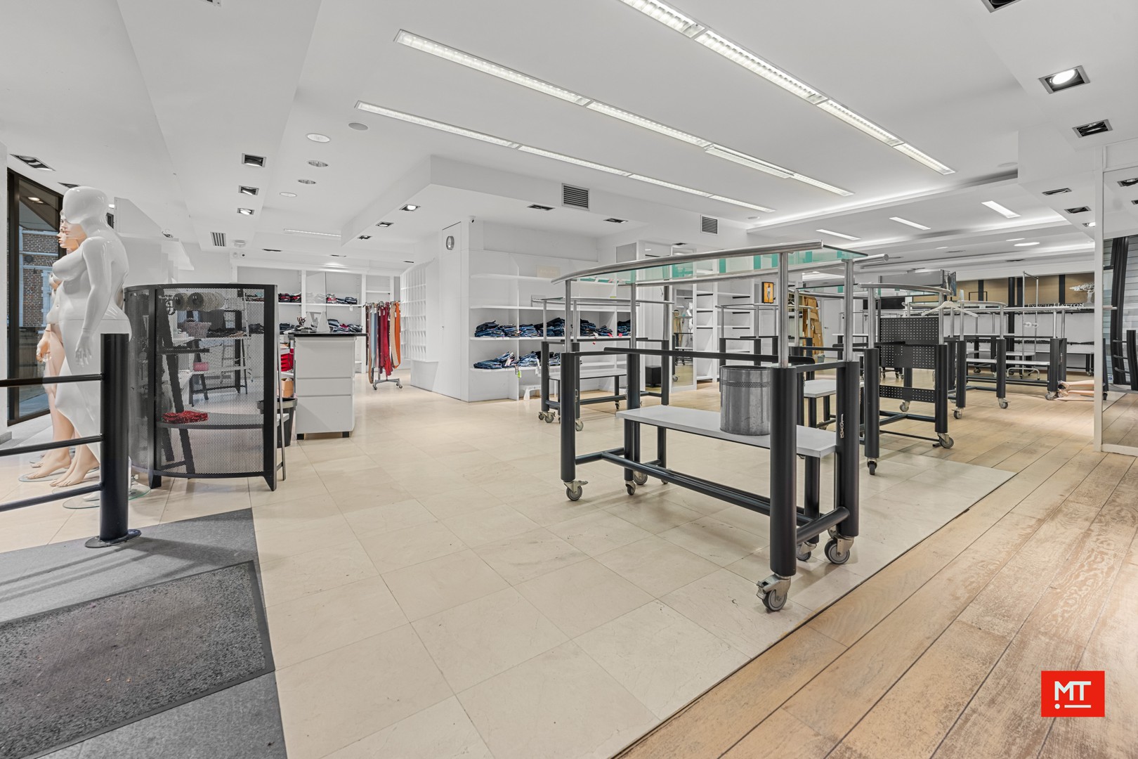 Bijzonder ruim gebouw met tal van mogelijkheden en uitweg, te koop in de dorpskern van Dadizele - foto 5