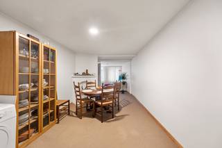 Deze instapklare woning is gelegen in de Peperstraat, op een toplocatie in het Sint-Annakwartier, op wandelafstand van de Grote Markt, scholen, winkels en openbaar vervoer. Dankzij deze centrale ligging geniet je van alle voorzieningen binnen handbereik.<br /><br />Op het gelijkvloers bevindt zich een ruime polyvalente ruimte, die momenteel dienstdoet als stockageruimte. Deze biedt tal van mogelijkheden en kan volledig naar eigen wens worden ingericht, bijvoorbeeld als extra bergruimte of hobbyruimte. Dankzij de dubbele deur is ze vlot toegankelijk en ideaal voor het stallen van fietsen, bromfietsen en moto’s, of voor het opslaan van goederen en materialen.<br /><br />Op de eerste verdieping vinden we een gezellige en lichtrijke leefruimte met open keuken. Aansluitend bevindt zich de badkamer, uitgerust met een toilet, lavabo en douche. De tweede verdieping beschikt over twee aangename slaapkamers met voldoende lichtinval.<br /><br />Momenteel is de woning verhuurd met een rendement van 4,2%.<br /><br />De woning is opgetrokken met betongewelven, voorzien van dubbele beglazing en wordt verwarmd op aardgas. Bovendien beschikt het eigendom over een gunstig EPC (label C).<br /><br />Dit pand vormt een ideale starterswoning of een interessante investering op een gegeerde locatie in het Sint-Annakwartier.<br /><br />Interesse? Neem dan nu contact op met Kenjiro via waeles@immofrancois.be of 0495 64 69 95.<br /><br />