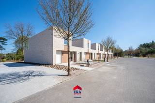 Prachtige, volledig uitgeruste nieuwbouwwoning met 3 slaapkamers, bureel en privatieve tuin met tuinberging te koop in Lommel. Het project Hezerbos...