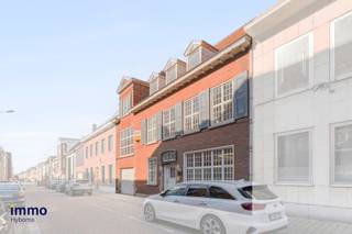 <p>Karaktervol huis te koop in centrum Eeklo met praktijkgedeelte, dubbele garage, 8 kamers en polyvalente zolderruimte. Bent u op zoek naar een woning met enorm veel potentieel of wilt u wonen en werken combineren? Dan is dit pand beslist iets voor u.</p>
<p>Deze authentieke, te renoveren dokterswoning, ontworpen door architect P. Hollevoet (1960), bevindt zich in het centrum van Eeklo, op wandelafstand van het station, de markt en het Krugerplein.</p>
<p>Het gelijkvloers bestaat uit een praktijkgedeelte met inkom, twee dokterskabinetten, wachtruimte, archiefruimte en een apart toilet. Aansluitend is er de inkomhal van het privégedeelte met toegang tot de dubbele inpandige garage, een afzonderlijk toilet, de keuken en een lichtrijke leefruimte met eetkamer, afgewerkt met massieve parket. Vanuit de leefruimte, eetkamer en garage heeft u rechtstreeks toegang tot de westgerichte tuin.</p>
<p>Op de eerste verdieping bevinden zich zes slaapkamers, een badkamer en een douchekamer. De zolderverdieping, bereikbaar via een vaste trap, herbergt nog twee extra (slaap)kamers én een prachtige polyvalente ruimte, volledig uitgewerkt tot in de nok met een indrukwekkend dakgebinte.</p>
<p>Deze te renoveren woning werd ontworpen met oog voor detail en beschikt nog steeds over tal van authentieke en kwalitatieve elementen. Dankzij de royale ruimtes en het geïntegreerde praktijkgedeelte biedt dit pand bijzonder veel potentieel voor wie wonen en werken wil combineren, of voor wie op zoek is naar een ruime karaktervolle gezinswoning.</p>
<p>Bent u benieuwd naar meer? Neem dan snel contact met ons op voor een bezoek ter plaatse!</p>