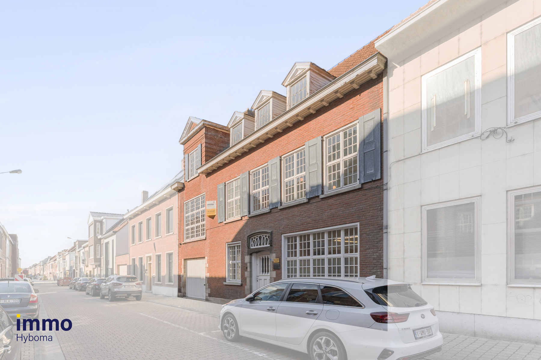 Unieke dokterswoning met praktijkgedeelte in hartje Eeklo - foto 1