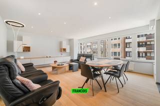 Exclusief en energiezuinig appartement op toplocatie nabij strand en Kursaal<br /><br />Op een toplocatie, op wandelafstand van het strand en het Kursaal, bevindt zich dit uitzonderlijk afgewerkte appartement met een bewoonbare oppervlakte van 109 m². Dankzij de combinatie van ruimte, lichtinval en hoogwaardige afwerking is dit een bijzonder aanbod in deze gegeerde buurt.<br /><br />De ruime leefruimte geniet van een overvloed aan natuurlijk licht en vormt samen met de moderne open keuken een harmonieus geheel. De keuken werd afgewerkt met duurzame materialen van hoge kwaliteit en is volledig uitgerust voor optimaal wooncomfort.<br /><br />Het appartement beschikt over twee volwaardige slaapkamers, beide voorzien van praktische maatkasten. De stijlvolle badkamer is ingericht met een inloopdouche, wastafel en toilet. Daarnaast omvat het appartement een verzorgde inkomhal met vestiaire, een afzonderlijk gastentoilet en een handige berging met aansluitende wasruimte.<br /><br />Zowel aan de voor- als achterzijde bevinden zich balkons, waardoor u op elk moment van de dag van een aangename buitenruimte kunt genieten.<br /><br />Als extra troeven beschikt het appartement over een gerenoveerde inpandige garage met elektrische poort, een ruime privatieve kelder en een gemeenschappelijke fietsenberging.<br /><br />Bij de renovatie werd sterk ingezet op duurzaamheid en energie-efficiëntie. Dankzij de hoogwaardige isolatie en moderne technieken behaalt het appartement een uitstekend EPC-label A. Bovendien is het asbestveilig, beschikt het over een conforme elektrische installatie en verkeert het in een volledig instapklare staat.<br /><br />In overleg met de eigenaars kan de overname van (een deel van) het meubilair besproken worden, wat een vlotte intrek mogelijk maakt.<br /><br />Een unieke opportuniteit voor wie op zoek is naar comfortabel, energiezuinig en kwalitatief wonen op een absolute topligging aan zee.<br /><br />