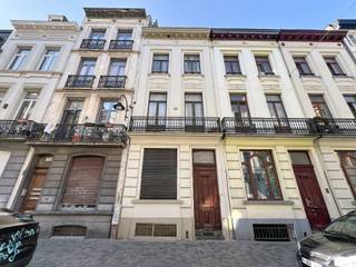 <h3>BRUSSEL CENTRUM – Eengezinswoning met groot potentieel te koop – Pletinckxstraat 48</h3>
<p>Bent u op zoek naar een <strong>woning te koop in het centrum van Brussel</strong>, een <strong>vastgoedinvestering met meerwaarde</strong> of een <strong>renovatieproject in Brussel</strong>? Dan is deze <strong>eengezinswoning aan de Pletinckxstraat 48</strong> een unieke opportuniteit.</p>
<p>Gelegen in het historische hart van Brussel, op wandelafstand van winkels, openbaar vervoer, restaurants, scholen en alle voorzieningen, biedt deze woning een bewoonbare oppervlakte van ongeveer <strong>161 m²</strong> en tal van ontwikkelingsmogelijkheden.</p>
<p>Een belangrijke troef is de aanwezigheid van <strong>3 aparte gas- en elektriciteitsmeters</strong>, wat interessante perspectieven biedt voor een eventuele opsplitsing, herinrichting of optimalisatie van het gebouw (onder voorbehoud van stedenbouwkundige vergunningen).</p>
<p>Dankzij haar huidige indeling is het pand geschikt voor verschillende doeleinden: <strong>gezinswoning, opbrengsteigendom, investeringspand of gemengd project</strong>.</p>
<h3>Troeven van het pand</h3>
<p>✔ Bewoonbare oppervlakte van ± 161 m²<br />✔ Gelegen aan de Pletinckxstraat 48, Brussel Centrum<br />✔ Eengezinswoning met karakter<br />✔ 3 aparte gas- en elektriciteitsmeters<br />✔ Uitstekend investerings- en renovatiepotentieel<br />✔ Centrale en levendige buurt nabij de Grote Markt<br />✔ EPC: G<br />✔ Elektrische installatie niet conform</p>
<p>Deze <strong>woning te koop in Brussel Centrum</strong> is een zeldzame kans voor investeerders, projectontwikkelaars of particulieren die op zoek zijn naar een pand met sterke meerwaardemogelijkheden in een van de meest gegeerde wijken van Brussel.</p>
<h3>Informatie en bezoeken</h3>
<p>Rebecca Hallal – Vastgoedmakelaar<br />📞 +32 472 12 62 42<br />✉️ rebecca.hallal@weinvest.be</p>
<p><strong>We Invest Bruxelles-Europe</strong></p>
<p>👉 Ontdek ook onze andere woningen en investeringspanden te koop in Brussel op <span>weinvest.be</span></p>