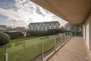 Ruim gelijkvloers hoekappartement met grote tuin – Verhuur op jaarbasisIn een standingvolle en uiterst rustige residentie in het hart van het Zoute,...