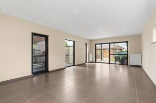 eze moderne woning uit 2008 biedt een comfortabele leefomgeving met veel lichtinval en een praktische indeling. De ligging in een woonkern, nabij scholen, openbaar vervoer, park en treinstation, maakt het ideaal voor gezinnen. Dankzij de ruime parkeermogelijkheden voor meerdere wagens en de gezellige tuin van 270 m² met dakterras, geniet u hier van zowel binnen- als buitenruimte. De woning is energievriendelijk en volledig voorzien van automatische rolluiken.
<p> </p>
<p>Belangrijkste ruimtes:</p>
<p>• Ruime living (31 m²) met veel lichtinval</p>
<p>• Volledig ingebouwde keuken (11 m²) met moderne toestellen</p>
<p>• 3 slaapkamers (11 m², 13 m², 15 m²)</p>
<p>• Badkamer (7 m²) met inloopdouche, toilet en ventilatiesysteem</p>
<p>• Bureel (16 m²) ideaal voor thuiswerk</p>
<p>• Tuin (270 m²) en dakterras (13 m²) voor ontspanning</p>
<p>• Berging (1 m²) met technische ruimte</p>
<p> </p>
<p>Troeven:</p>
<p>• Instapklare moderne woning in kindvriendelijke rustige buurt</p>
<p>• Veel parkeermogelijkheden voor meerdere wagens</p>
<p>• Gezellige tuin en dakterras, energievriendelijk met automatische rolluiken</p>