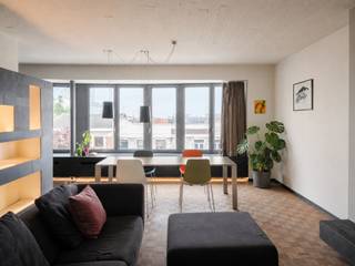 <strong>Uniek 2-slaapkamerappartement ontworpen door Fabiaan Van Severen - Gent-Sint Pieters</strong><br /><br />Op de <strong>vierde verdieping</strong> van een karaktervol gebouw, op wandelafstand van het Citadelpark, bevindt zich dit ruim appartement van <strong>126 m²</strong>, vormgegeven door <strong>Fabiaan Van Severen</strong>. Een plek waar <strong>volume, licht en bereikbaarheid </strong>samenkomen.<br /><br />De verhoogde ligging en de open omgeving zorgen voor <strong>verre zichten en een privatief wooncomfort</strong>. Via de <strong>lift</strong> betreedt u het appartement, waar de zichtbare betonstructuur en heldere volumes meteen de toon zetten: tijdloos en eerlijk.<br /><br />Aan de voorzijde opent de leefruimte zich naar het licht. <strong>Grote raampartijen</strong>, een <strong>mozaïek parketvloer</strong> en <strong>maatwerk kasten</strong> vormen een uitgebalanceerd geheel, met een natuurlijke overgang tussen <strong>zithoek</strong>, <strong>eetplaats</strong> en <strong>keuken</strong>.<br /><br />De keuken werd uitgewerkt in een gereduceerd palet van <strong>leisteen en inox</strong>. Functioneel en ingetogen, met aandacht voor materiaal en gebruik. Een ruimte die even geschikt is voor dagelijks koken als voor ontspanning.<br /><br />Achteraan bevinden zich <strong>twee volwaardige slaapkamers</strong>, beide met directe toegang tot het <strong>zuidwestgerichte terras</strong>. Hier geniet u van open zichten en avondzon.<br /><br />De <strong>badkamer</strong> is helder en doordacht ingericht met <strong>inloopdouche</strong>, <strong>wastafel</strong> en <strong>toilet</strong>.<br /><br />Een centrale vestiairekast, praktische <strong>wasplaats</strong>, apart gastentoilet en een <strong>EPC B-score (160 kWh/m²/jaar)</strong> zorgen voor comfortabel hedendaags wonen.<br />Een privatieve <strong>kelderberging</strong> is inbegrepen; de aankoop van een <strong>autostaanplaats</strong>  (€27.000) is mogelijk.<br /><br /><strong>Met het park als buur, het station om de hoek en het stadscentrum op wandelafstand, biedt dit appartement een zeldzame combinatie van rust, architectuur en stedelijke nabijheid.</strong>