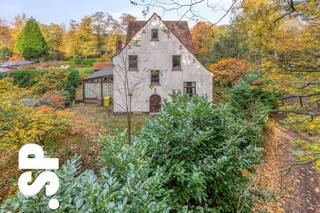 Ruime halfopen bebouwing met veel potentieel op perceel van 19A.<br /><br />In een rustige en aangename buurt, maar toch dichtbij alle voorzieningen, vinden we deze verrassend ruime woning boordevol mogelijkheden.<br /><br />Indeling:<br />Op het gelijkvloers kom je binnen via een ruime inkomhal met toegang tot de kelder. Vervolgens betreed je de zeer ruime leefruimte met eetplaats, die naadloos overgaat in de keuken. Aansluitend vind je een veranda met prachtig uitzicht op de tuin. Op de eerste verdieping bevinden zich drie ruime slaapkamers en een badkamer. De woning beschikt bovendien over een ruime zolder met vaste trap, ideaal om verder af te werken.<br /><br />EPC: 673 kWh/m².jaar<br /><br />Extra troeven:<br />- Rustige ligging, maar toch vlakbij scholen, winkels en openbaar vervoer<br />- Royaal perceel van 19A in bosrijke omgeving<br />- Gezinswoning met enorm renovatiepotentieel<br />- Woning met veel karakter<br /><br />Nog vragen? Neem dan zeker contact op met IMMO SP te Geel op 014/59 10 20 of via jill@immosp.be. Ben je ook benieuwd naar de waarde van je eigen woning? Vraag gerust een gratis en vrijblijvende verkoopanalyse aan, wij helpen je graag verder!
