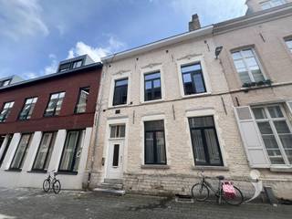 <p><span>Ruime studio in het centrum van Leuven</span></p><p><span>Deze ruime en verzorgde studio is ideaal gelegen in het hart van Leuven, op wandelafstand van alle voorzieningen.</span></p><p><span>De studio beschikt over een lichtrijke leef- en eetruimte met een eigen kitchenette, uitgerust met alle nodige comfort. Daarnaast is er een aparte slaapkamer met kleerkast en bureau, waardoor je comfortabel kunt wonen &amp; studeren.</span></p><p><span>Het privatieve sanitair omvat een douche, lavabo en toilet. Bovendien hebben bewoners toegang tot een aangenaam gemeenschappelijk terras, een ideale plek om te ontspannen en te genieten van het buitenleven.</span></p><p><span>Dankzij de uitstekende ligging bevinden alle campussen, winkels, restaurants, cafés en andere faciliteiten zich vlakbij.</span></p><p><span> </span></p><p><span>Een ideale woonst voor studenten die op zoek zijn naar comfortabel wonen op een toplocatie in Leuven. </span></p>