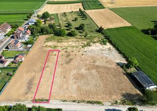 Bouwgrond van 989 m² voor halfopen bebouwing<br /><br />Deze bouwgrond bevindt zich in Herderen, een gezellige deelgemeente van Riemst. Van hieruit heb je een vlotte verbinding naar omliggende steden zoals Tongeren (7,5 km) en Maastricht (8 km). Ook scholen, buurtwinkels en het openbaar vervoer zijn op wandelafstand bereikbaar. Het oprittencomplex (afrit 32) naar de E313 ligt op 3,5 km. De doodlopende straat zorgt tot slot voor een extra kindvriendelijke en rustige omgeving.<br /><br />Een extra pluspunt is de zuidelijke oriëntatie van de bouwgrond. Bovendien kan het zicht naar het zuiden niet worden geblokkeerd.<br /><br />De grond bestaat uit 623 m² bouwgrond + 366 m² achterliggende grond.<br /><br />De bouwvoorschriften zijn als volgt:<br /><br />Bouwdiepte:<br />- Gelijkvloers: maximaal 17,00 m zoals aangeduid op het verkavelingsplan inclusief de gelijkvloerse uitbreidingszone.<br />- Verdieping: maximaal 12,00m.<br /><br />Interesse? Laat het ons weten via 089 390 990 of info@immofair.be!