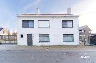 Bent u op zoek naar een alleenstaande woning met veel ruimte, privacy en tal van mogelijkheden? Dan is deze open bebouwing in de Mosselstraat 10 te Houthulst beslist een bezoek waard.<br /><br />De woning bevindt zich op een uitzonderlijk groot perceel, een absolute troef voor wie houdt van ruimte. Er is mogelijkheid om nog een loods te bouwen, ideaal voor zelfstandigen.<br /><br />Binnenin geniet u van een ruime inkomhal met toilet, een lichtrijke leefruimte met stijlvolle ingebouwde kasten, een open keuken die naadloos aansluit op de leefruimte met een groot kookeiland, ingebouwde toestellen en voldoende kastruimte. Naast de keuken is er een berging met ingemaakte kasten. <br /><br />Op de verdieping beschikt de woning over vier volwaardige slaapkamers, een badkamer met ligbad en een dubbele wastafel. Buiten geniet u van een ruim terras wat zorgt voor privacy. Het perceel is ook volledig afgesloten met een poort. <br /><br />Troeven van deze woning:<br /><br />- Open bebouwing op een uitzonderlijk groot perceel van 1601m²<br />- Mogelijkheid tot het bouwen van een loods<br />- Lichtrijke leefruimte met ingebouwde kasten<br />- Open keuken<br />- 4 volwaardige slaapkamers<br />- Badkamer met ligbad en dubbele wastafel<br />- Ruim terras<br />- Zonnepanelen<br />- Volledig afgesloten met een poort voor extra privacy<br /><br /><br />📞 Interesse? Contacteer Thijs, Friedel of Nina:<br />📲 051 57 54 61<br />📧 thijs@grouptrybou.be | friedel@grouptrybou.be | nina@grouptrybou.be