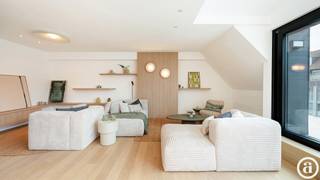 <div>
<p>Deze ruime duplex van 216 m² geniet van een uitstekende ligging aan de Leopoldlaan in Knokke en werd kwalitatief gerenoveerd. De woning combineert royale leefruimtes met een praktische indeling en biedt een aangenaam wooncomfort.</p>
<p>Bij binnenkomst leidt de inkomhal naar een vestiaire en een afzonderlijk toilet. De ruime leefruimte sluit aan op de volledig geïnstalleerde open keuken en biedt rechtstreeks toegang tot het ruime, zonnige terras. Vanop het terras ziet u zelfs de zee. Aansluitend bevindt zich achter de keuken nog een polyvalente ruimte, momenteel ingericht als 2e eetplaats, maar die naar eigen behoefte kan worden ingericht als bureau, speelkamer, logeerkamer... uitgevend op een 2e zonnig terras (oostgericht).</p>
<p>Nachthal met trapzaal. Op het leefniveau bevindt zich een ruime slaapkamer met ensuite badkamer.</p>
<p>De eerste verdieping omvat drie volwaardige slaapkamers, elk voorzien van ingemaakte kasten. Daarnaast zijn er 2 badkamers, waaronder één badkamer aanpalend aan de master bedroom zit.</p>
<p>Op de tweede verdieping bevindt zich een vijfde (slaap)kamer.</p>
<p>De duplex beschikt bovendien over een kelder en een fietsenberging in het gebouw.</p>
<p>Mogelijkheid tot aankoop van een driedubbele garagebox in naastgelegen gebouw.</p>
</div>