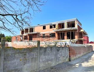 De residentie "Les Jardins du Couvent" is ideaal gelegen in het midden van Bassilly: 10 kwalitatieve appartementen en 12 privatieve parkeerplaatsen in totaal. Het appartement 6 / Lot C.1.3. van 100,5m² op de eerste verdieping bestaat uit: Een hal, een living-eetplaats met ingerichte keuken, technisch lokaal met wasruimte, badkamer, 2 slaapkamers en terras. Privatieve parkeerplaats: supplement van 7.750,00 EUR. Gratis schatting van uw huidige pand: We kunnen je binnen 24 uur een waardebepaling van je huidige woning vrijblijvend opmakeng. Bel gewoon 0475 70 36 19 (9:00-22:00) of stuur een e-mail naar guido@experimmo.be. De prijzen: De prijzen zijn exclusief BTW, exclusief kosten en exclusief aansluitingskosten. Wenst u een schatting van een prijs all-in, bel gewoon 0475 70 36 19 (9:00-22:00)