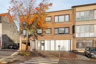 <p>In de Steynstraat in Hoboken, in een kleinschalig en goed onderhouden gebouw, vinden we dit aangename appartement op de tweede verdieping met 2 slaapkamers, terrasje en garagebox achteraan. Dankzij de lage maandelijkse kosten en praktische indeling is dit de ideale woonst voor wie op zoek is naar comfort en rust op een gunstige locatie.</p>
<p></p>
<p>De lichtrijke leefruimte sluit mooi aan bij de volledig geïnstalleerde keuken, die extra bergruimte biedt via een handige aansluitende berging. Verder beschikt het appartement over twee volwaardige slaapkamers en een badkamer met ligbad en lavabo.</p>
<p></p>
<p>Buiten geniet je van een gezellig terrasje, perfect om even te ontspannen. De garagebox achteraan het gebouw zorgt voor extra comfort en veiligheid.</p>
<p></p>
<p>Troeven:</p>
<p></p>
<p>+ Kleinschalig gebouw met lage gemeenschappelijke kosten</p>
<p>+ twee ruime slaapkamers</p>
<p>+ Geïnstalleerde keuken met berging</p>
<p>+ Terras en garagebox inbegrepen</p>
<p>+ Rustige ligging met vlotte bereikbaarheid</p>
<p></p>
<p>Een instapklaar appartement waar comfort en praktisch wonen hand in hand gaan.</p>
<p>Interesse? Maak snel een afspraak via info@jamar.immo of 03 435 31 33.</p>