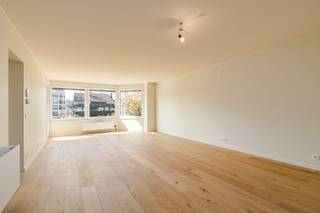 À la recherche d'un appartement prêt à emménager dans un emplacement de premier choix à Heist ? Cet appartement magnifiquement rénové se trouve sur la très prisée avenue Graaf D'ursellaan, à distance de marche de la mer et de la place des Héros. Grâce à son emplacement exceptionnel, vous pourrez profiter d'un environnement de vie agréable avec un accès facile aux transports en commun et à toutes les commodités offertes par Heist.<br /><br />L'appartement a été entièrement rénové avec confort et qualité à l'esprit, et dispose d'un espace de vie particulièrement spacieux et lumineux, d'une cuisine moderne, de deux chambres à coucher complètes et de pas moins de deux terrasses. À l'avant, vous pourrez profiter d'une terrasse ensoleillée avec une vue dégagée, tandis que la terrasse exceptionnellement spacieuse à l'arrière constitue un atout supplémentaire et un espace extérieur agréable.<br /><br />Sur le plan énergétique et technique, l'appartement offre également un grand confort. Le chauffage est assuré par une pompe à chaleur et des vitrages performants ont été installés partout. Le beau parquet confère en outre une ambiance chaleureuse et élégante.<br /><br />Un appartement exceptionnellement complet dans un emplacement exceptionnel, idéal comme résidence permanente, résidence secondaire ou investissement intéressant sur la côte belge.<br /><br />Disposition :<br /><br />- Hall d'entrée avec des armoires vestiaires pratiques,<br />- Toilettes invités,<br />- Espace de vie spacieux et lumineux avec coin salon et salle à manger confortable,<br />- Cuisine entièrement équipée avec tout le confort moderne,<br />- Terrasse ensoleillée à l'avant avec une vue dégagée,<br />- Espace de rangement pratique avec raccordement pour machine à laver,<br />- Salle de bains avec douche à l'italienne, lavabo et toilettes,<br />- Première chambre spacieuse avec placards encastrés,<br />- Deuxième chambre spacieuse avec placards encastrés,<br />- Terrasse exceptionnellement spacieuse à l'arrière,<br /><br />Une opportunité unique pour ceux qui recherchent un appartement spacieux et entièrement rénové avec un espace extérieur exceptionnel dans l'un des endroits les plus agréables de Heist.<br /><br />Intéressé ? Contactez-nous dès aujourd'hui et découvrez ce magnifique appartement.