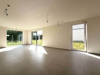 In een nieuwe wijk: verkaveling Paepevelden in het Oost-Vlaamse Bavegem (Sint-Lievens-Houtem) kan u deze moderne energiezuinige open nieuwbouwwoning terugvinden. De woning beschikt over een ruime leefruimte met open keuken, een inpandige garage, een bureauhoek, 3 slaapkamers en een badkamer.<br />Met een bewoonbare oppervlakte van 177 m² op een perceel van 421 m² biedt deze woning alle comfort voor hedendaags wonen.<br />De woning is Energiezuinig, instapklaar en volledig afgewerkt.<br /><br />Deze woning wordt uitgerust met een lucht-waterwarmtepomp, vloerverwarming, ventilatiesysteem D en 12 zonnepanelen (4.800 Wp). Dankzij deze energiezuinige technieken behaalt de woning een E-peil van E10.<br />Als koper geniet u bovendien van 5 jaar vrijstelling van onroerende voorheffing.<br />Centrale ligging, kindvriendelijke wijk met vlotte bereikbaarheid naar in-en uitvalswegen.<br />De verkaveling is centraal gelegen in Bavegem. Via een trage verbinding bereikt u te voet of met de fiets onmiddellijk het dorpscentrum.<br /><br />Meer info of een bezoek?<br />Contacteer Roxanne via 0496 85 09 62.