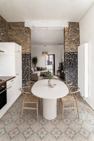 Ontdek dit charmante 1-slaapkamer appartement op het gelijkvloers van een karaktervol gebouw in de Erwtenstraat 25, hartje Antwerpen. Het...