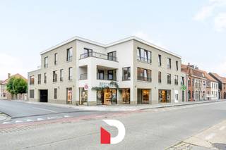 In Assebroek, op wandelafstand van enkele van de mooiste natuurgebieden van Brugge en op fietsafstand van het stadscentrum, wordt het nieuwe project Lupine momenteel afgewerkt. Deze stijlvolle residentie staat voor hedendaags wooncomfort, een doordachte indeling en kwalitatief wonen op een gegeerde ligging.<br /><br />Appartement 0103 is een ruim en lichtrijk appartement met 3 slaapkamers, een bewoonbare oppervlakte van 126 m² en een aangenaam vierkant terras van 14 m². De slimme indeling zorgt voor een bijzonder comfortabele woonbeleving, met een mooie aansluiting tussen leefruimte en terras. Dankzij de grote raampartijen geniet je hier volop van natuurlijk licht en een open gevoel.<br /><br />Ook op technisch vlak is dit appartement volledig mee met de toekomst. Zo wordt het uitgerust met individuele warmtepompen, zonnepanelen en een ventilatiesysteem, wat zorgt voor energiezuinig en duurzaam wonen. Bovendien krijg je als koper inspraak in de kwalitatieve afwerking, zodat je jouw nieuwe thuis mee vorm kan geven volgens je eigen smaak.<br /><br />Er is eveneens mogelijkheid om een overdekte of niet-overdekte autostaanplaats aan te kopen.<br /><br />Ben je op zoek naar een ruim nieuwbouwappartement met 3 slaapkamers, een sterke indeling en een aangenaam terras in Assebroek? Dan is appartement 0103 in Lupine zeker het ontdekken waard.<br /><br />Contacteer ons snel voor dit fantastische project!