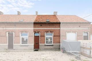 <p><span>Polderhuisje met 2 slaapkamers aan het Leopoldkanaal<br /></span><span>Via de inkomhal kom je in de leefruimte met zit- en eethoek, en de keuken.<br />Verder op het gelijkvloers de badkamer en toilet.<br />Op de verdieping zijn er twee ruime slaapkamers.<br />Buiten is er een terras en de tuin met landelijk zicht.<br />Hier woon je midden de natuur en in alle rust.<br /><br /></span><span>Locatie<br /></span><span>Welkom in Sint-Laureins, waar charme en rust elkaar ontmoeten.<br />Dit idyllisch stukje België, gelegen aan het Leopoldkanaal en grenzend aan Nederland, heeft een unieke charme die teruggaat tot de dagen van de Eerste Wereldoorlog.<br /><br /></span><span>A piece of history<br /></span><span>Tijdens de Grote Oorlog fungeerde Moershoofde als een neutraal gebied, waar belastingen, politie en opeisingen geen plaats vonden.<br />Een oase van vrede te midden van tumultueuze tijden.<br />Hier, op deze historische grond, worden enkele arbeidershuisjes uit 1935 te koop aangeboden.<br />Elk doordrenkt van de verhalen van het verleden.<br />Deze charmante woningen zijn gebouwd op de plek waar ooit een vellenfabriek stond, waardoor ze niet alleen een thuis zijn, maar ook bewakers van een vervlogen tijdperk.<br /><br /></span></p>