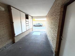 Deze appartement uit 1979 biedt een rustige woonomgeving met alle voorzieningen binnen handbereik. Gelegen nabij scholen, openbaar vervoer en...