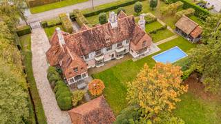 Magnifique villa Tudor anglaise entièrement sous-sol (338m²) avec 4 salons, salle à manger, 5 chambres, 4 salles de bains et un immense...