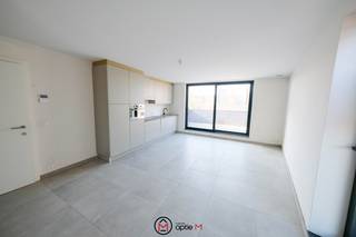 Welkom in residentie 't Streutje, een kleinschalig nieuwbouwproject met 4 appartementen en een handelspand, gelegen in het centrum van Diepenbeek – recht tegenover het gemeentehuis en het bruisende Marktplein. Geniet van rust en comfort, met winkels, horeca en voorzieningen op wandelafstand. <br />Dit project komt in aanmerking voor verkoop onder 6% BTW (onder voorwaarden).<br /><br />Dit appartement op de derde en vierde verdieping biedt alles wat je zoekt:
<ul>
<li>Een inkomhal met gastentoilet</li>
<li>Een ruime woonkamer met toegang tot het ruim en zonnige terras</li>
<li>Een open keuken met aangrenzende berging</li>
<li> Twee volwaardige slaapkamers</li>
</ul>
<br />Dit BEN-appartement (max. E-peil 30) beschikt over:<br />Vloerverwarming
<ul>
<li>Ventilatiesysteem D</li>
<li>Privé zonnepanelen</li>
</ul>
<br />Door dit E-peil krijg je een fiscaal voordeel van 50% korting op de onroerende voorheffing in de eerste vijf jaar.<br /><br /><strong>Extra toeven:</strong>
<ul>
<li>Privé parkeerplaats achter het gebouw</li>
<li>Eigen buitenberging</li>
<li>Uitstekende ligging in hartje Diepenbeek</li>
</ul>
<br />Interesse? Bel ons op 011 23 11 01 of mail naar info@optie-m.be voor een bezoek ter plaatse.<br />(VG - GVV - WG - GMO - GVKR - GVKR)