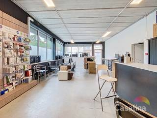 CASALINA Real Estate propose à la vente en exclusivité : Rez-de-chaussée commercial de +/- 385m² ENTIÈREMENT RÉNOVÉ en 2014, offrant de...