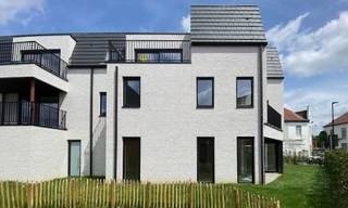 <strong>2 slaapkamer appartement met 2 terrassen en staanplaats</strong><br />Prijs 945 € + 50 € syndic/maand (staanplaats inbegrepen)<br />Volledig geschilderd en instapklaar vanaf 1-1-2027<br />In het absolute centrum van Kuurne, op de hoek van de 12de Liniestraat en de Koning Albertstraat kun je deze kleine Residentie vinden. deze kleinschalige residentie.<br />Appartement, elk voorzien van de allernieuwste technieken:<br /> - vloerverwarming,<br />- warmtepomp,<br />- zonnepanelen,<br />- hoogwaardige isolatie & dubbel glas<br />- akoestische voorzieningen, <br />- ventilatiesysteem <br />- etc...<br />Er is een kleine gemeenschappelijke buitenzone, lekker in het groen. Tevens is er een staanplaats voor de wagen op de gelijkvloerse verdieping en een fietsenberging.