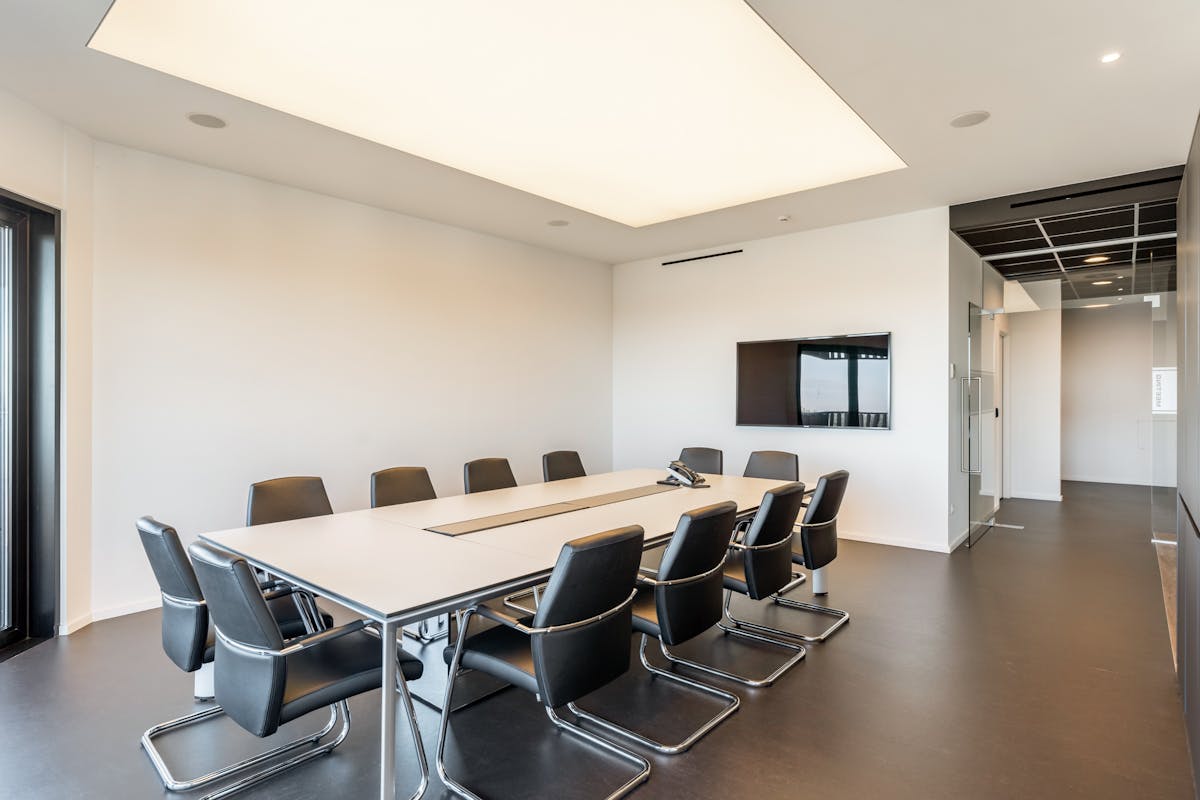 Fully furnished office space for rent in the prestigious Botta building, in Genk - photo 5