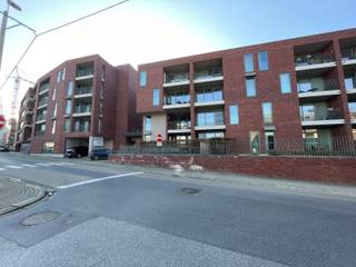 <p>Op zoek naar een comfortabel leven in uw gouden jaren? Ontdek Residentie Vivasse! Nabij het bruisende centrum van Asse bieden onze assistentiewoningen alles wat u nodig heeft, inclusief knusse flats en gemeenschappelijke ruimtes zoals een restaurant, schoonheidssalon en fitnessruimte. Voor degenen die zich zorgen maken over parkeren, zijn er overdekte autostaanplaatsen, kelders en een fietsenstalling beschikbaar. Minimumleeftijd om in Vivasse te wonen is 65 jaar. Beschikbare appartementen variëren in grootte en faciliteiten, inclusief Type 1 met een oppervlakte tussen 70-78m² en Type 3 met 50-64m². Autostaanplaatsen en kelders zijn optioneel. Dagelijkse vergoeding voor basisdienstverlening: €19,01 per dag voor één persoon en €6,13 voor een tweede persoon. Direct beschikbare appartementen, enkel schilderwerken en decoratie moeten nog worden uitgevoerd. Bezoek www.living-stone.be voor meer informatie.</p>