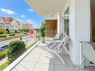 Prachtig appartement met 2 slaapkamers te huur in Nieuwpoort. Het modern appartement is centraal gelegen, vlak bij winkels en het openbaar vervoer. Kortom, een zeer interessante locatie voor jong en oud.<br /><br />Daarnaast beschikt het gebouw over een gemeenschappelijk zwembad en een gezamenlijke fietsenberging. Er is ook de mogelijkheid om een garage bij te huren.<br /><br />Indeling:<br />- Nachthal (5 m²)<br />- Lichtrijke woonkamer (17 m²)<br />- Eetkamer met open keuken (15 m²), voorzien van o.a. een vaatwasser, keramische kookplaat, koelkast en combi-oven<br />- Terras (13 m²)<br />- Berging (3 m²) met aansluiting voor een wasmachine<br />- Badkamer (4 m²) met lavabo, spiegelkast, inloopdouche en handdoekradiator<br />- Apart toilet (2 m²)<br />- Slaapkamer 1 (8 m²)<br />- Slaapkamer 2 (9 m²)<br /><br />Algemene kosten: 75 euro per maand<br />Vrij vanaf: 01/12/2026<br /><br />Pluspunten:<br />- Gemeenschappelijk zwembad<br />- Centrale ligging<br />- Mogelijkheid tot bijhuren van een garage<br />- Zonnig terras<br /><br />Ben je geïnteresseerd in dit pand te huur in Nieuwpoort? Ga naar de website www.dewaele.com en klik op het pand dat je wenst te huren. Via de rode knop 'Vraag je bezoek aan' vragen we je om kort een profiel in te vullen. Daarna nemen we contact op om een bezoek in te plannen. Telefonisch kunnen er geen afspraken gemaakt worden.