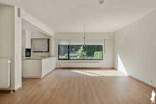 Gelijkvloers appartement van ca. 110m² met 2 slaapkamers, garagebox en gezellige tuin - volledig gerenoveerd in 2023<br /><br />Op een aangename en groene locatie, op wandelafstand van het centrum, bevindt zich dit gelijkvloers appartement met 2 slaapkamers, een gezellige tuin en een private garagebox. Het appartement maakt deel uit van een kleinschalig gebouw uit 1988 en werd doorheen de jaren mooi vernieuwd, met onder meer een hedendaagse keuken en badkamer.<br /><br />Indeling: <br /><br />Ruime inkomhal met gastentoilet en praktische berging. <br />Lichte leefruimte (ca. 39m²) met open keuken, volledig vernieuwd en voorzien van Siemens toestellen. <br />2 volwaardige slaapkamers (ca. 15m² en ca. 11m²). Vernieuwde badkamer met inloopdouche. <br />Gezellige tuin met terras<br /><br />Via een poortje in de tuin is er bovendien een rechtstreekse toegang tot de garagebox, wat zorgt voor extra comfort.<br /><br />Algemeen:<br /><br />Garagebox met laadpaal <br />Lage gemeenschappelijke kosten: ca. € 75/maand<br />Groene en aangename woonomgeving<br />Centrum op wandelafstand<br />CV op aardgas, via radiatoren<br />Rolluiken<br />Buitenkraantje aan het terras<br />Conforme elektriciteitskeuring<br />C label <br /><br />Een instapklaar appartement dat comfort, een fijne buitenruimte en een gunstige ligging op een mooie manier combineert.