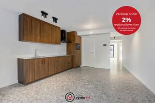 <h2><span>Energiezuinig en compleet appartement gelegen in de Burgemeester Bollenstraat 38 in Hasselt</span></h2>
Dit appartement te koop biedt alles wat je zoekt: comfort, duurzaamheid en een topligging. Het is gelegen vlak bij alle hotspots van Hasselt, met winkels, horeca en scholen op wandelafstand. Of je nu op zoek bent naar je eerste appartement in Hasselt, een nieuwe start of een slimme investering, hier woon je zorgeloos en in het centrum van Hasselt.<br /><br />Het appartement combineert een open, lichte leefruimte met een moderne open keuken met zicht op het tuintje. Verder geniet je van een slaapkamer met parketvloer, een nieuwe badkamer met inloopdouche en lavabo, een apart gastentoilet en vloerverwarming. Dit appartement, gelegen op het gelijkvloers biedt ook de mogelijkheid om een autostaanplaats bij te kopen.<br /><br />De combinatie van warmtepomp, zonnepanelen en vloerverwarming zorgt voor een EPC A, een laag energieverbruik en een hoog wooncomfort. Er is ook een wachtleiding voorzien voor het plaatsen van een laadpaal.<br /><br /><strong>Wat is er INBEGREPEN?</strong>
<ul>
<li>Gemeenschappelijke fietsenberging</li>
<li>Het appartement is professioneel geschilderd ter waarde van € 6.000</li>
<li>Verlichting werd reeds geïnstalleerd ter waarde van € 1.500</li>
</ul>
<strong>Zin om dit appartement van dichtbij te ontdekken?</strong><br />Mail carine@optie-m.be of bel haar op 0478 41 58 70. Ze maakt graag tijd voor jou!<br /><br />*Prijs is exclusief kelderberging en aansluitkosten<br /><br />Wens je graag een gratis en vrijblijvende schatting van je woning? Contacteer ons gerust voor een afspraak.<br /><br />VG - WG - GMO - GVKR - GVV