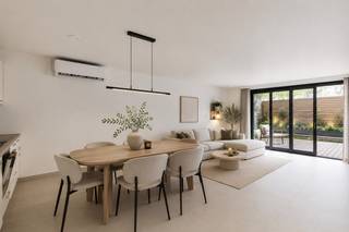 Dit bijzonder aangenaam appartement onderging een <strong>ingrijpende energetische renovatie</strong> en combineert hedendaags wooncomfort met een duurzame aanpak. De locatie is werkelijk een enorme troef, dit op <strong>zeer nabije afstand van de markt van Lokeren. </strong><br />Belangrijk om te weten is dat u dit kan <strong>aankopen onder de 2% registratiebelasting</strong> indien van toepassing voor u.<br /><br />De <strong>lichtrijke leefruimte</strong> met <strong>open keuken</strong> vormt het hart van het appartement en sluit perfect aan op het <strong>zonnige terras</strong>. Vanop dit terras geniet u van een fijn zicht op de wadi.<br />Het appartement heeft <strong>één aangename slaapkamer</strong>. Verder vinden we een <strong>badkamer</strong>, een gastentoilet en <strong>twee bergingen</strong>. <br /><br />Dankzij de energiezuinige<strong> lucht-luchtwarmtepomp </strong>geniet u het hele jaar door van een aangenaam binnenklimaat. Deze installatie zorgt niet alleen voor efficiënte verwarming, maar kan tijdens warme dagen ook koelen. De renovatie van het appartement zit in een afrondende fase. <br /><br />Er is een <strong>gemeenschappelijke fietsenberging inbegrepen</strong>.<br />Daarnaast hebt u hebt ook de mogelijkheid om een <strong>staanplaats</strong> mee aan te kopen, vraagprijs: 17.500 euro. <br /><br />Troeven van dit appartement:<br />Volledig gerenoveerd met ingrijpende energetische renovatie<br />Gelijkvloers<br />Lichtrijke leefruimte met open keuken<br />Zonnig terras met zicht op de wadi<br /><br />Wenst u een bezoek in te plannen voor dit mooi appartement?<br />Bel voor info of een vrijblijvend bezoek naar 03 502 98 74 of mail naar kristof@claves.be.