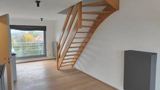 Bent u op zoek naar een comfortabel en goed gelegen appartement? Dit verzorgde duplexappartement in Oostkamp bevindt zich op een gunstige locatie, vlak bij winkels, scholen en openbaar vervoer, en biedt een aangename en rustige woonomgeving.<br /><br />Op de eerste verdieping vindt u een lichtrijke leefruimte met een volledig uitgeruste keuken, een praktische berging en een apart gastentoilet. De bovenverdieping beschikt over twee slaapkamers en een badkamer met wastafel en douche.<br /><br />Dankzij de aanwezige airconditioning geniet u ook tijdens warme zomerdagen van een aangenaam binnenklimaat.<br /><br />Daarnaast beschikt het appartement over een balkon aan zowel de voor als achterzijde, ideaal om op elk moment van de dag van de buitenlucht te genieten. Een privatieve garagebox is inbegrepen in de huurprijs en biedt een veilige parkeerplaats én extra bergruimte.<br /><br />Huurprijs: €875/maand (garage inbegrepen)<br /><br />Gemeenschappelijke kosten: €40/maand<br /><br />Interesse? Neem gerust contact met ons op voor meer informatie of om een bezichtiging in te plannen.<br /><br />